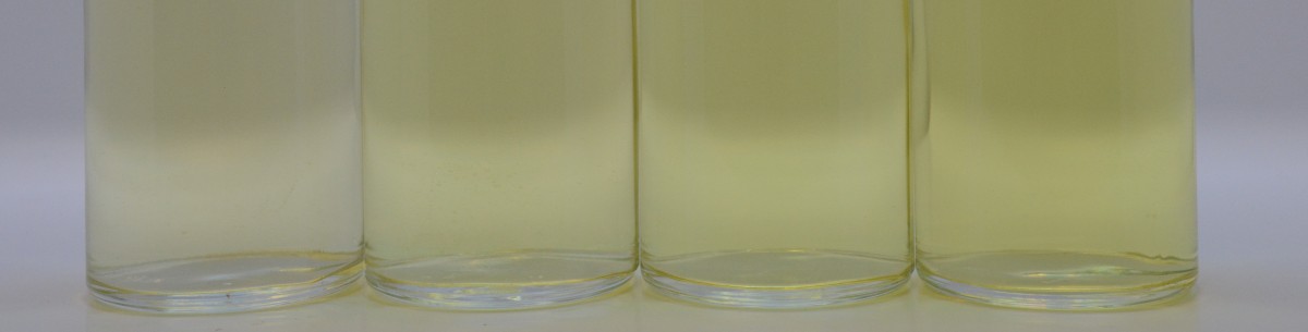 Hình minh họa cho 4 độ màu của tinh chất thơm sau khi được pha vào alcool và nước